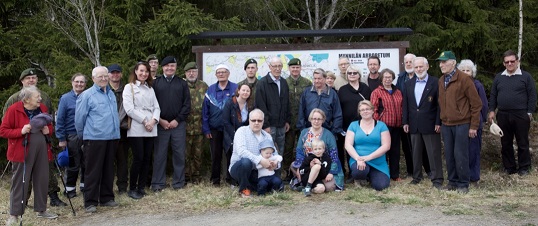 Suomen Itsenäisyyden 100-vuotisjuhlan tammimetsikön istuttajat Mynnilässä 20.5.2017